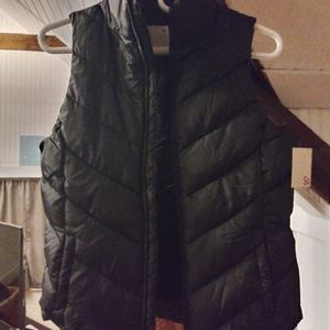 BNWT black puffer vest